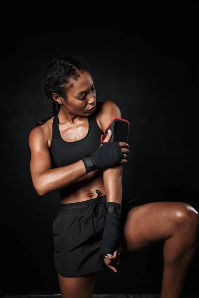 Bild einer athletischen afrikanisch-amerikanischen Frau, die eine Handtasche benutzt — Stockfoto