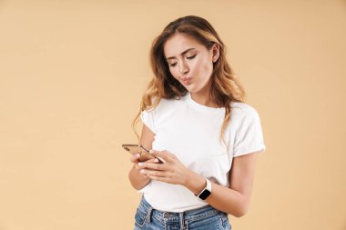 Cep telefonuyla kaşlarını çatan hoşnutsuz kadının portresi
