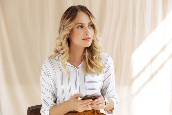 Eine attraktive junge blonde Frau im Hemd — Stockfoto