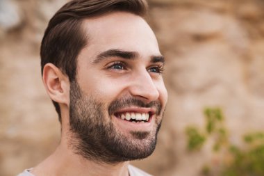 Yakışıklı, beyaz bir adamın gülümsemesi ve ileriye bakması.