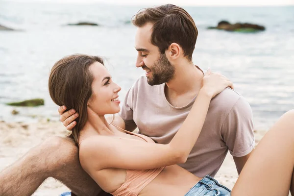 Foto de romântico lindo casal abraçando e sorrindo um para o outro — Fotografia de Stock