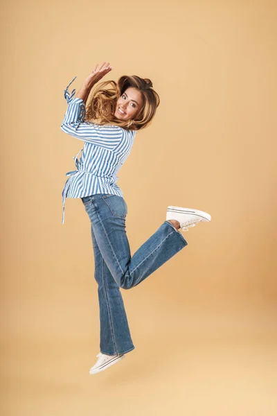 Retrato de una joven atractiva — Foto de Stock