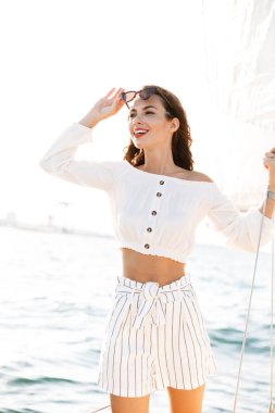 Denizde yatta poz veren duygusal ve güzel bir kadın..