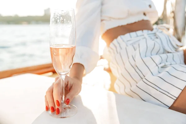 Positive Frau mit einem Glas Champagner. — Stockfoto