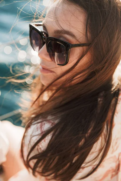 Mujer bonita seria al aire libre posando en yate en el mar . —  Fotos de Stock