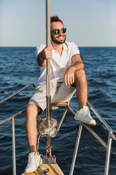 Uomo all'aperto in posa su yacht in mare . — Foto Stock