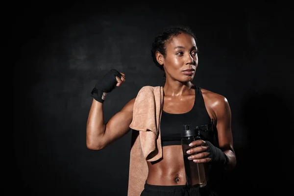 Immagine di sana donna afro-americana in fasciature mano boxe mostrando il suo bicipite — Foto Stock