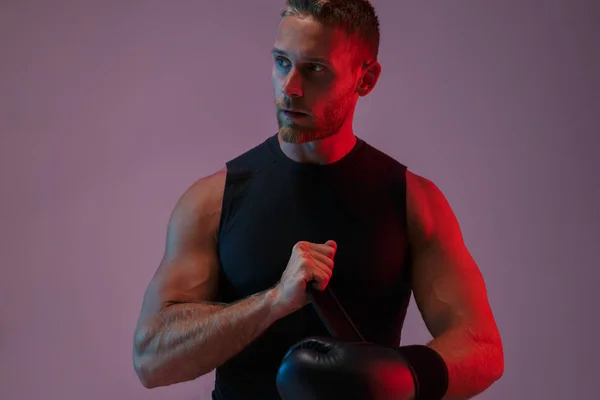 Sério forte jovem desportivo homem boxer — Fotografia de Stock