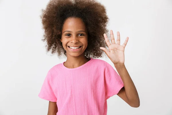 Menina africana alegre vestindo blusa rosa de pé — Fotografia de Stock