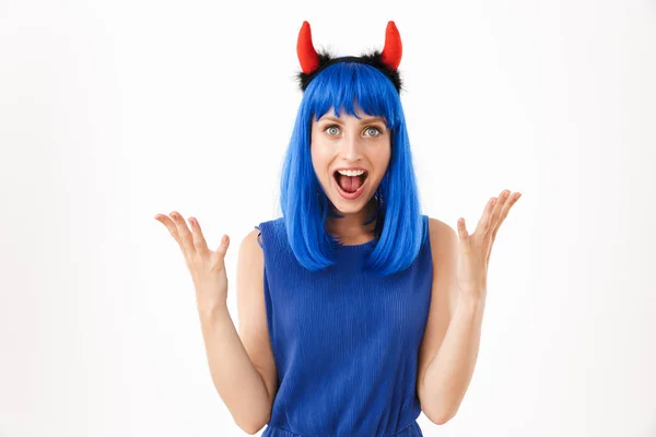 Портрет милой восторженной женщины в голубом парике и игрушечных дьявольских рогах, кричащей при рвоте рук — стоковое фото