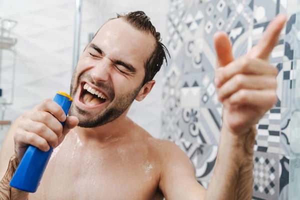 Atractivo joven alegre hombre cantando — Foto de Stock