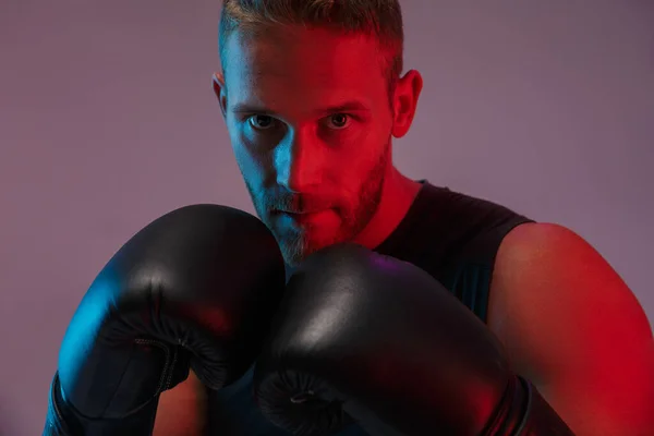 Deportes hombre boxeador hacer ejercicios de boxeo . — Foto de Stock