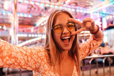 Dışarıda yürüyen kadın kamerayla selfie çekiyor..