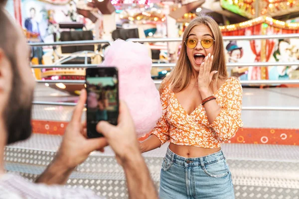 Uomo scattare foto della sua donna emotiva scioccato — Foto Stock