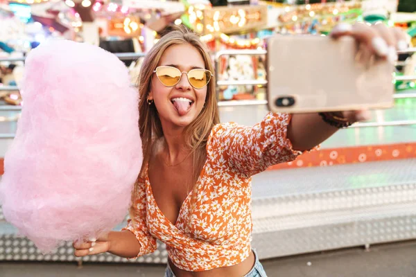 Gelukkig schattig vrouw wandelen buiten in pretpark — Stockfoto