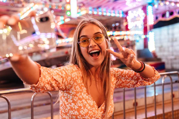 Lunaparkta yürüyen bir kadın. — Stok fotoğraf