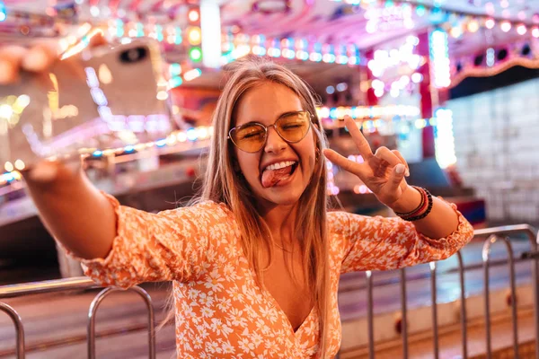 Lunaparkta yürüyen bir kadın.