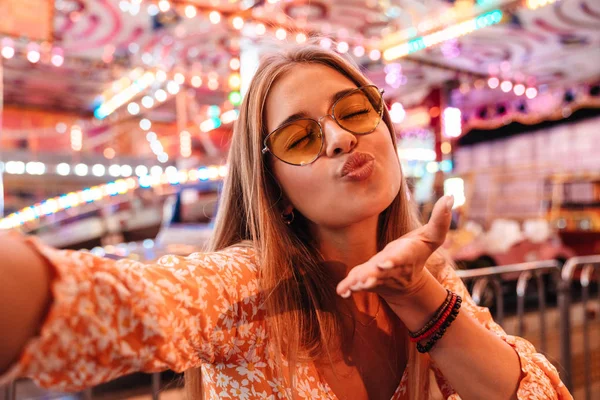 Vrouw wandelen buiten nemen selfie door camera. — Stockfoto