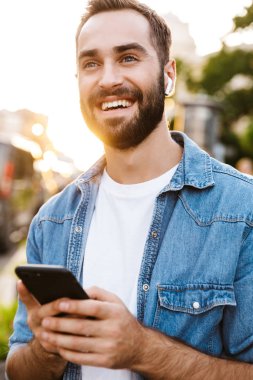 müzik yakışıklı genç gülümseyen