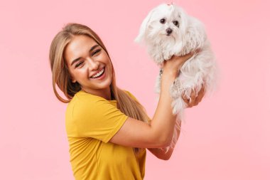 Güzel güzel kız kucağında köpeğiyle