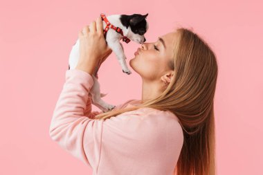 Şirin bir kız evcil köpeğiyle oynuyor.