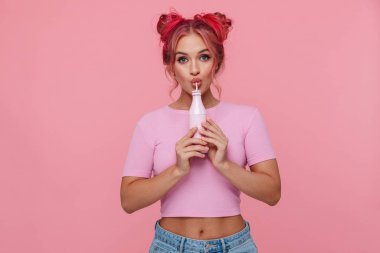 Plastik şişeden samanla içen genç bir kadının portresi