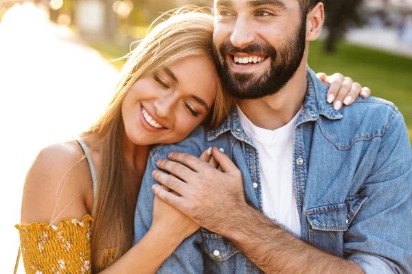 Glücklich schönes junges verliebtes Paar, das Zeit im Freien verbringt — Stockfoto