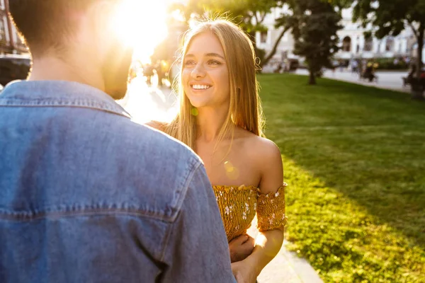 Glad vacker ung par i kärlek tillbringa tid utomhus — Stockfoto