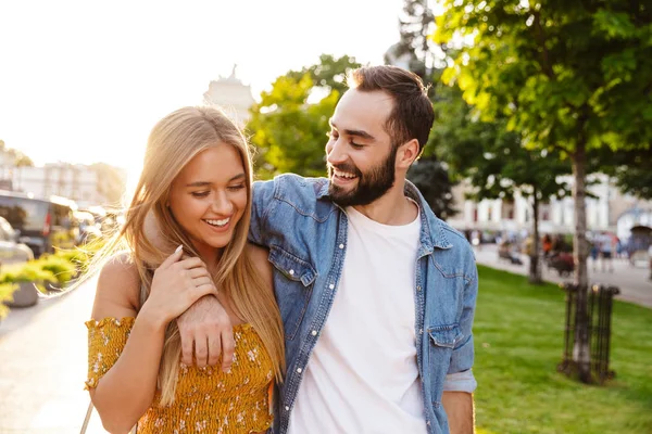 Glücklich schönes junges verliebtes Paar, das Zeit im Freien verbringt — Stockfoto