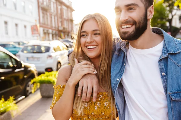 Gelukkig mooi jong paar in liefde tijd doorbrengen buiten — Stockfoto