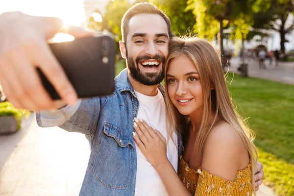 Glücklich schönes junges verliebtes Paar, das Zeit im Freien verbringt — Stockfoto