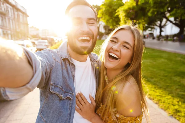 Glücklich schönes junges verliebtes Paar, das Zeit im Freien verbringt — Stockfoto