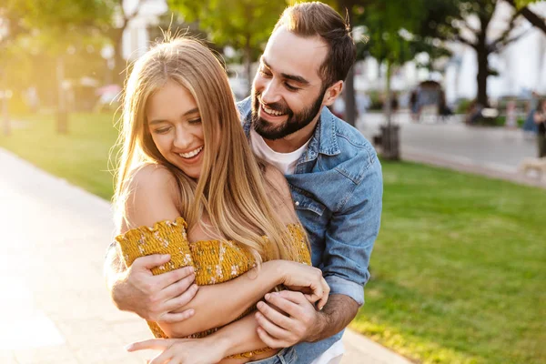 Feliz pareja joven encantadora en el amor pasar tiempo al aire libre —  Fotos de Stock