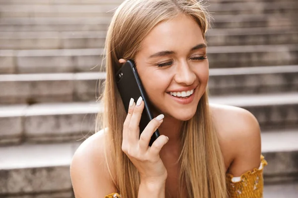 Bela menina sorridente falando no telefone móvel — Fotografia de Stock