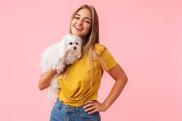 Vacker vacker flicka håller hennes husdjur lapdog — Stockfoto