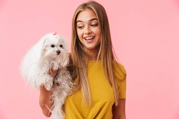 Bella bella ragazza che tiene il suo cagnolino domestico — Foto Stock