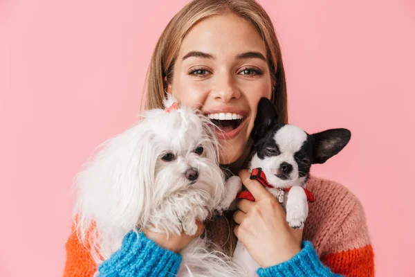 Schattig gelukkig mooi meisje dragen trui — Stockfoto