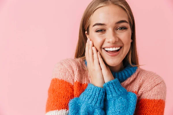 Retrato de una hermosa joven adorable con suéter — Foto de Stock