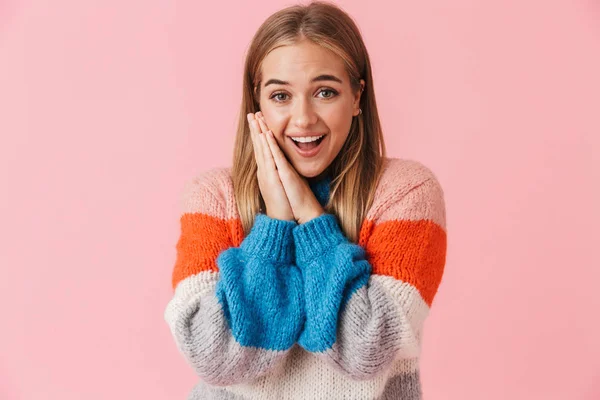 Retrato de una hermosa joven adorable con suéter —  Fotos de Stock