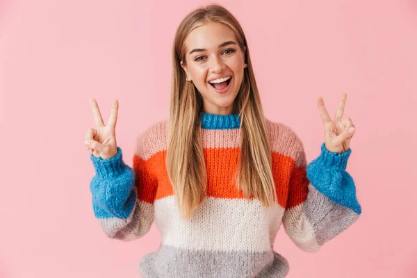 Retrato de uma bela jovem linda menina vestindo suéter — Fotografia de Stock