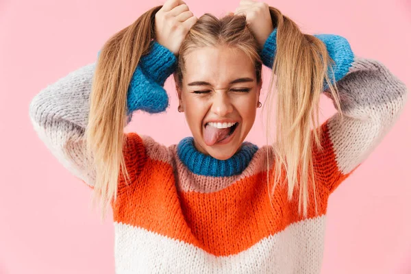 Porträtt av en rolig ung blond flicka bär tröja — Stockfoto