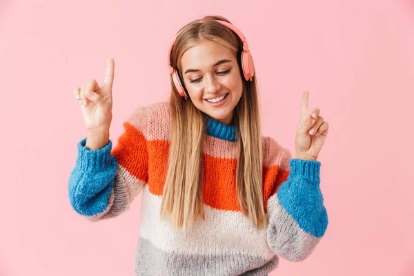 Jovencita alegre usando suéter —  Fotos de Stock