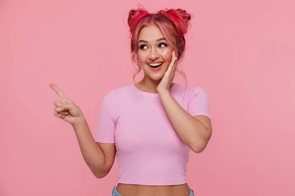 Retrato de encantada jovem mulher sorrindo e apontando o dedo como — Fotografia de Stock