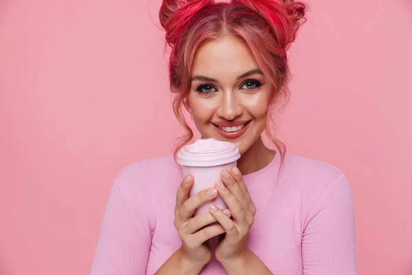 Porträtt av ung kvinna i t-shirt leende och hålla takeaway — Stockfoto