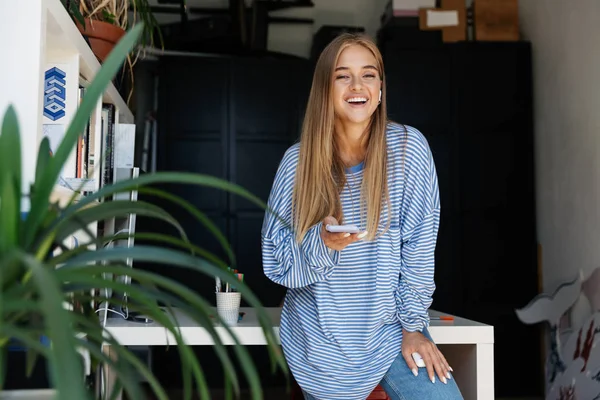 Image de belle jeune fille utilisant un téléphone portable et des écouteurs dans apa — Photo