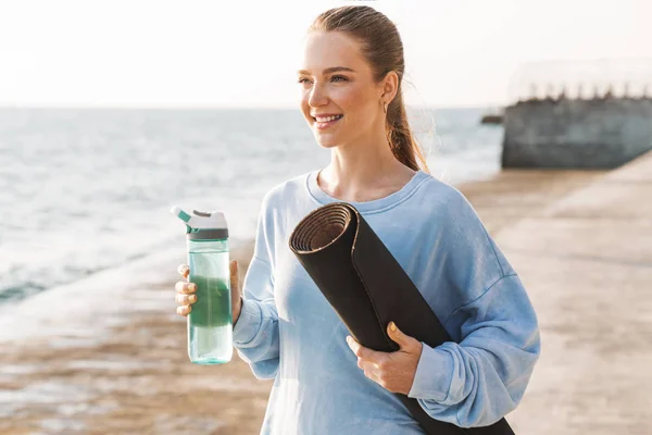 Donna sportiva all'aperto sulla spiaggia — Foto Stock