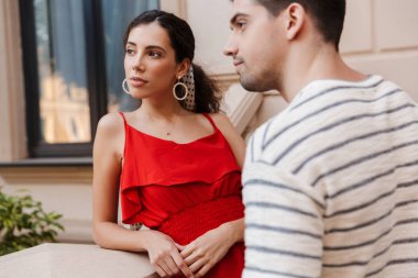 Ciddi genç bir çiftin ayakta durup düşünmesi.