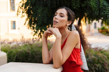 Kendine güvenen çekici bir kadın görüntüsü poz veriyor ve yana bakıyor