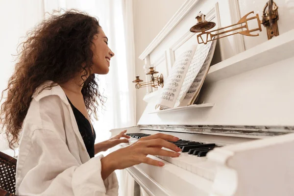 Senhora em lingerie e camisa branca tocar piano — Fotografia de Stock