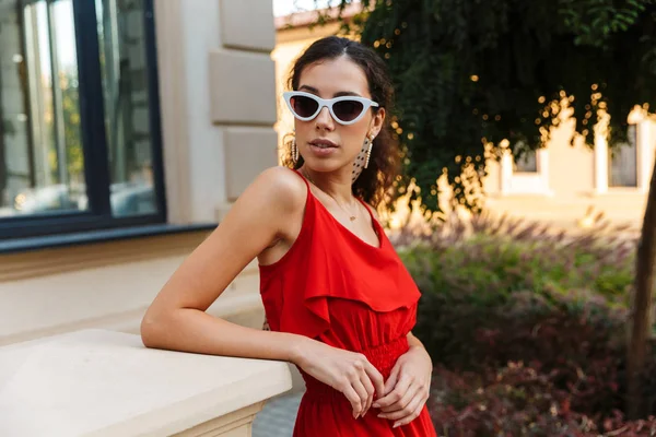 Imagen de una mujer seria y atractiva posando cerca del edificio —  Fotos de Stock